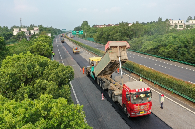 7月15日，滬武高速馬巢段進行單車道路面銑刨重鋪作業(yè)。.png
